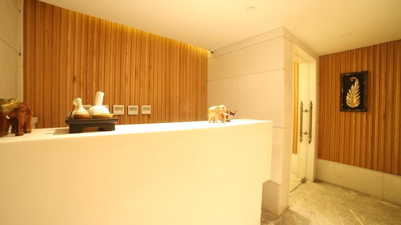 Costa Riviera Hotel Varanasi Exterior foto