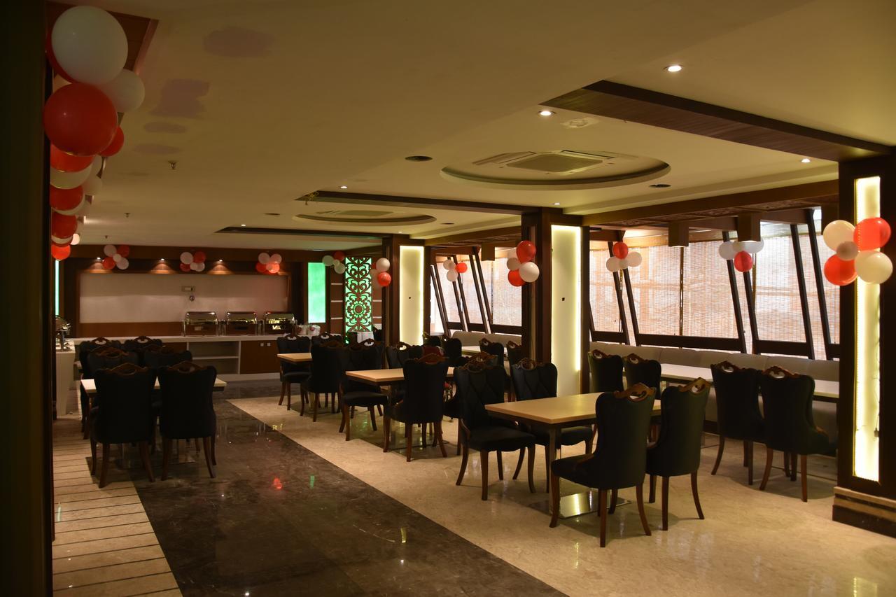 Costa Riviera Hotel Varanasi Exterior foto