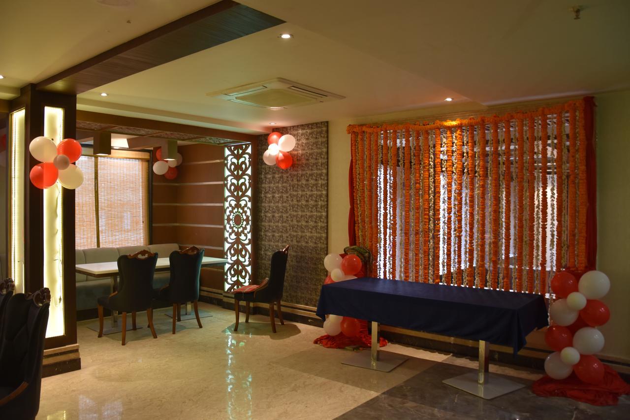 Costa Riviera Hotel Varanasi Exterior foto