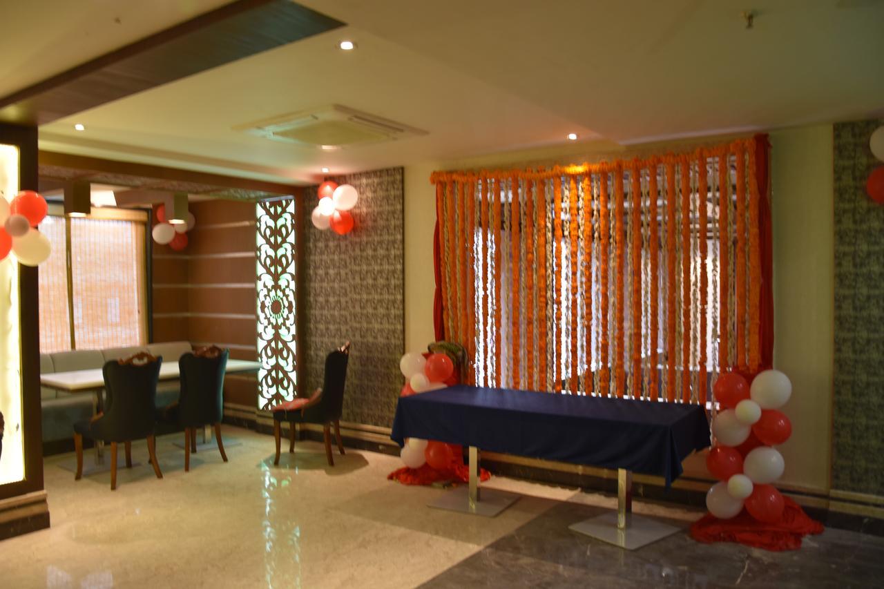 Costa Riviera Hotel Varanasi Exterior foto