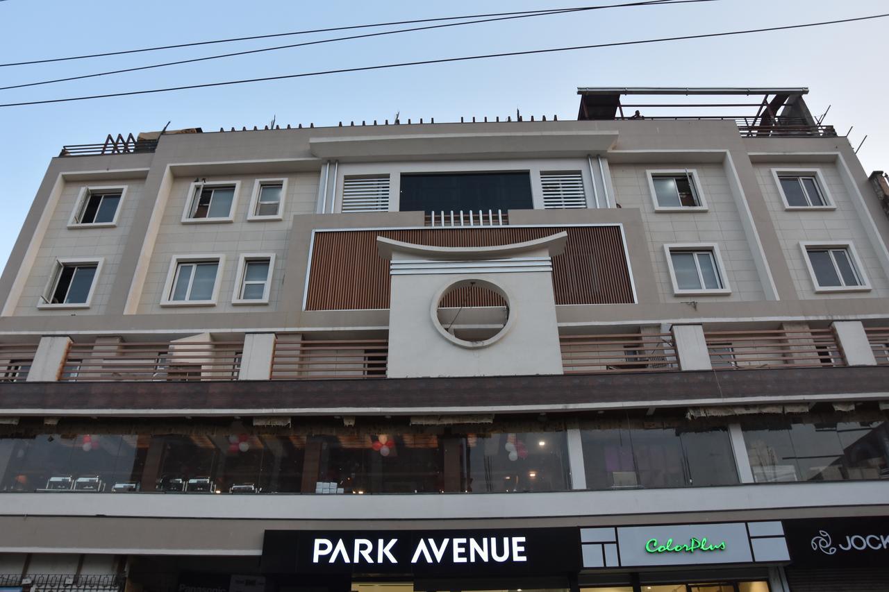 Costa Riviera Hotel Varanasi Exterior foto
