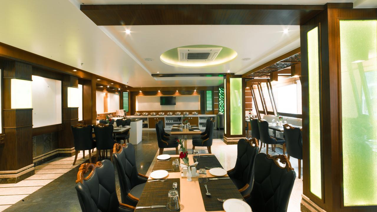 Costa Riviera Hotel Varanasi Exterior foto