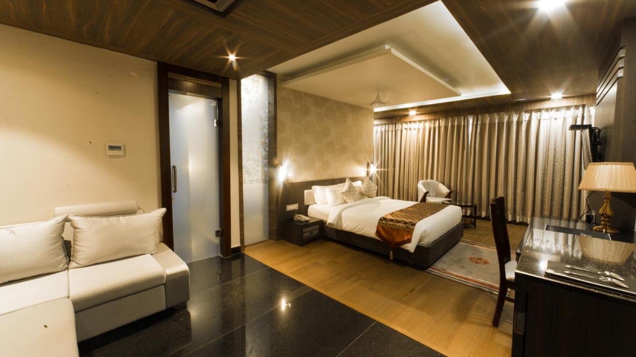 Costa Riviera Hotel Varanasi Exterior foto