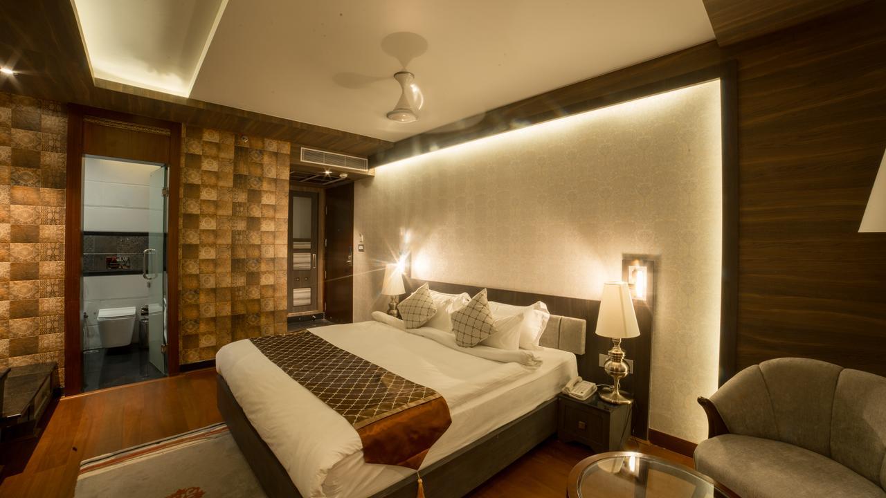 Costa Riviera Hotel Varanasi Exterior foto