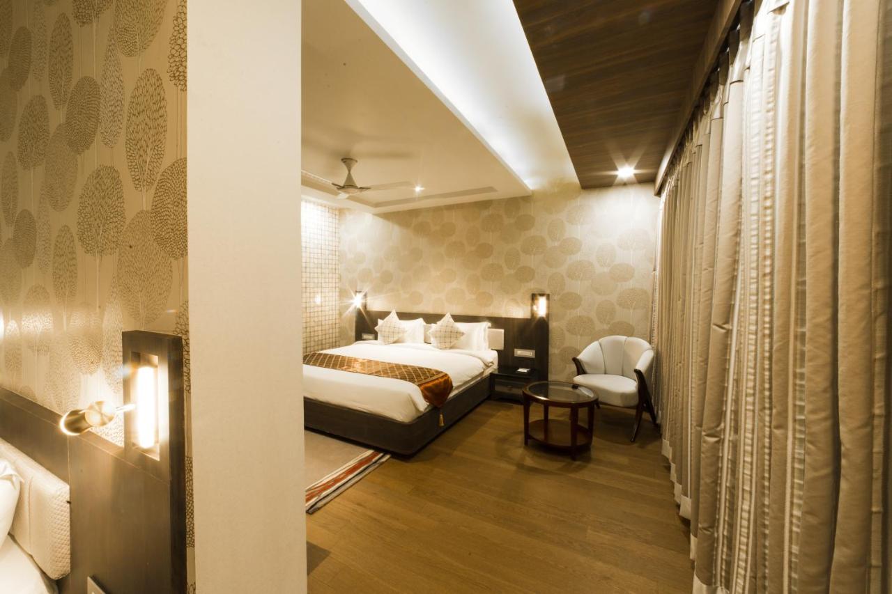 Costa Riviera Hotel Varanasi Exterior foto