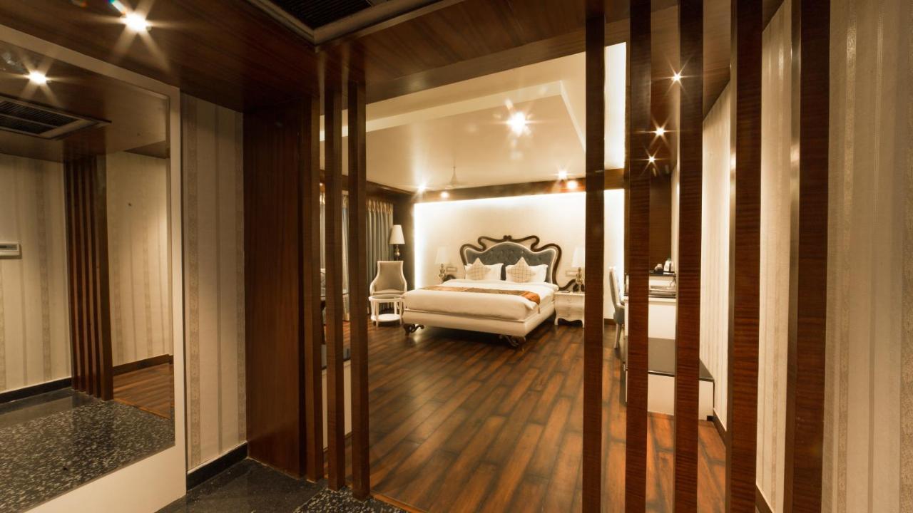 Costa Riviera Hotel Varanasi Exterior foto
