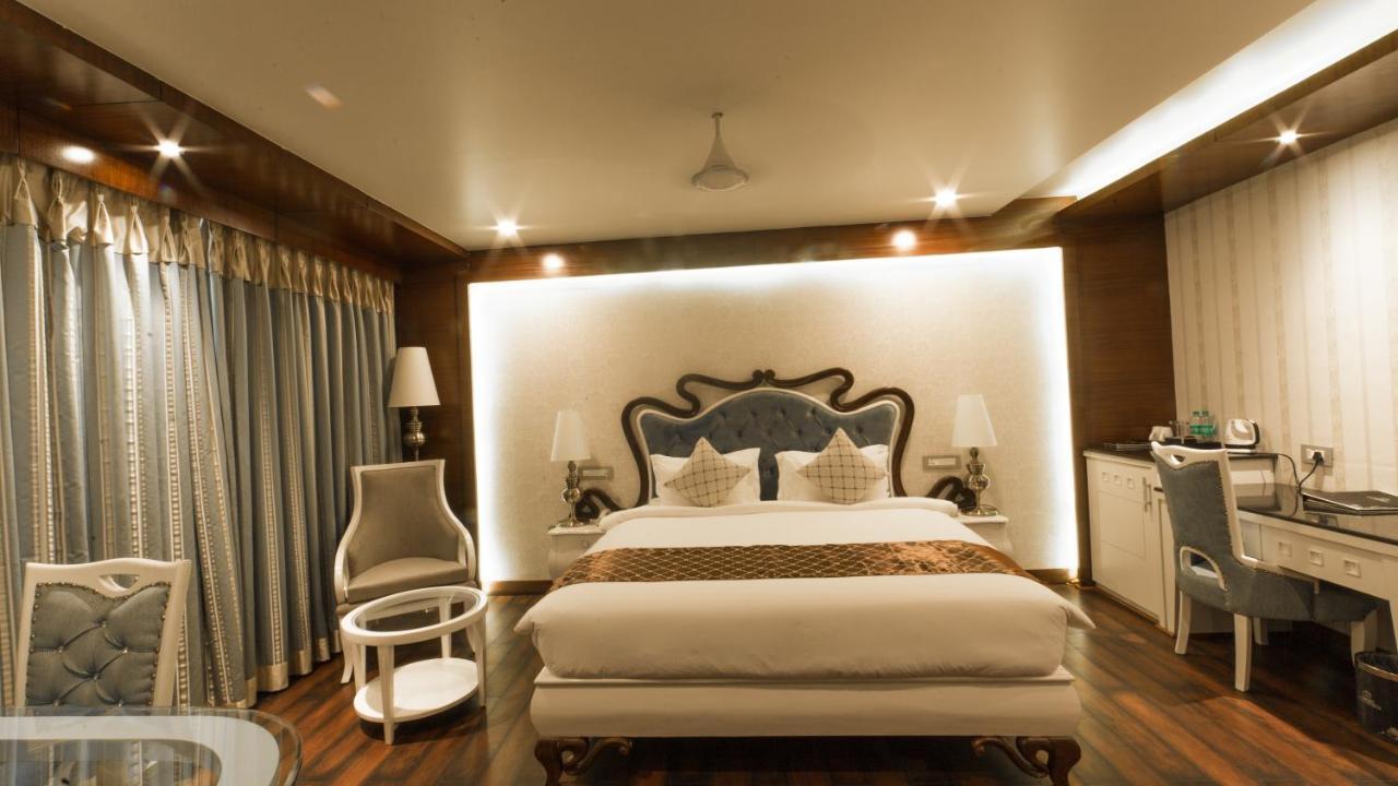Costa Riviera Hotel Varanasi Exterior foto