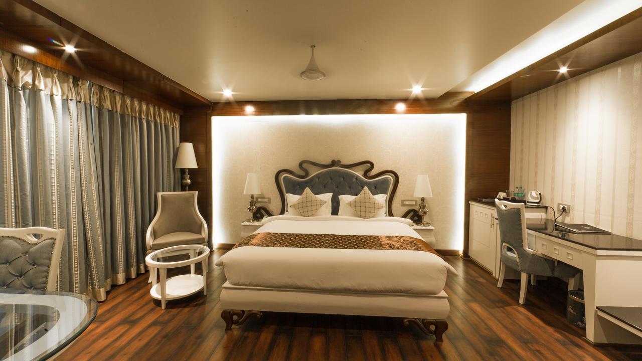 Costa Riviera Hotel Varanasi Exterior foto