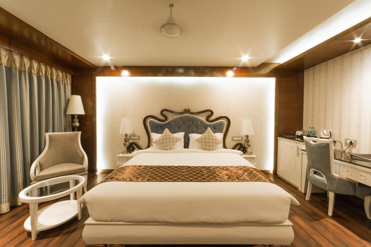 Costa Riviera Hotel Varanasi Exterior foto