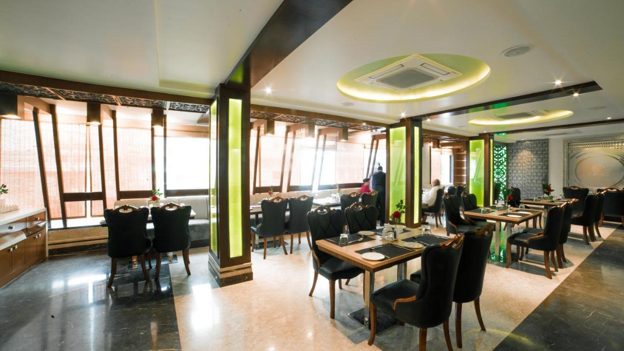 Costa Riviera Hotel Varanasi Exterior foto