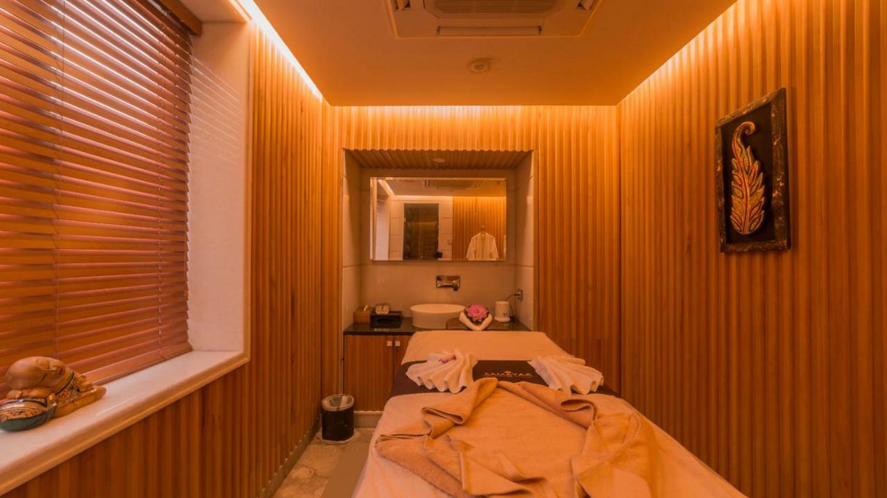 Costa Riviera Hotel Varanasi Exterior foto